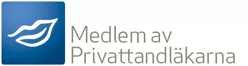Blå fyrkantig logotyp med en vit kontur av läppar bredvid den svenska texten "Medlem av Privattandläkarna" på en vit bakgrund, som representerar professionell tandvård årjäng och erfarna tandläkare årjäng.